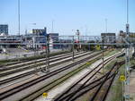 Der Bahnhof Ystad liegt nur wenige Meter vom Fährhafen.Aufgenommen am 18.September 2020 von der Fussgängerbrücke.