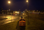 Blick von der Fußgängerbrücke links auf den Fähranleger, rechts auf den Bahnhof Ystad.