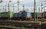 Green Cargo T44 395 zieht am 10.7.2009 einen Gterzug durch den Bahnhof von Nssj