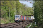 241012 von Hectorrail ist hier mit einem Container- und Trailer Zug auf der Rollbahn bei Hasbergen am 21.4.2018 um 13.30 Uhr in Richtung Münster unterwegs.