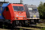 In der feiertäglichen Nachmittagssonne präsentieren sich am Krefelder Hbf 185 340 von RheinCargo (einer der drei Vertreter der neuen Mini-Serie  Aus dem Rheinland nach Europa ) und 241 003 von Hectorrail (Aufnahme vom 21.5.20).