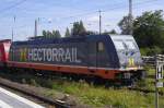 In Krefeld Hbf wartet, zusammen mit anderen Traxx-Maschinen, die Hectorrail-Lok mit der Nr.