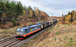 Die Hectorrail 441.002-5 Croft ist mit einem Schiebewandwagenzug in Tenbäcken nach Süden unterwegs.Bild 27.10.2017