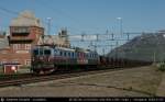 Dm3  Victor  mit einem Erzzug unterwegs von Kiruna nach Narvik - hier vor der Kulisse des Bahnhofes Vassijaue (dem nrdlichsten Bahnhof Schwedens) am 2.Juli