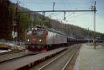 Dm 1222 + Dm3 1240 + Dm 1221 durchfahren im Mai 1988 mit einer Erzwagengarnitur den Bahnhof Straumsnes an der Ofotbanen in Richtung Kiruna