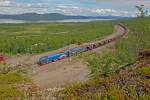 IORE Loks Krokvik 128 und Sandskär 126 ziehen einen Zug mit 8100 Tonnen Eisenerz am Torne Träsk See vorbei.Bild vom 19.7.2014