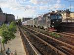 7.7.2010 19:15 SJ Rc3 mit einem IC von Stockholm Central nach Karlstad Central auf dem sdlichen Teil der Centralbron in Richtung des Sderledstunneln.