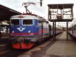 1050 mit Regionalzug 7330 Kalmar-Gteborg auf Bahnhof Gteborg Central am 16-7-2000.