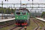 Am 10.07.2017 durchfährt eine Rc4 von green cargo den Bahnhof Hässleholm mit einem Güterzug in Richtung Norden.