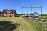 Der Green Cargo Zug 42596 ist am 24.06.2022 mit einer Doppeltraktion bestehend aus Rc4 und Rd2 auf der Stambanan genom övre Norrland in Richtung Norden unterwegs. Er ist der dritte Zug an diesem Morgen, der in dichter Folge den anderen Zügen in Richtung Norden folgt. Hier ist er bei der Durchfahrt des kleinen Bahnhofs Björnsjö zu sehen.