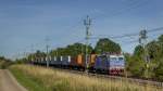 SJ RC4 1159 fährt mit einem Ganzzug aus zweiachsigen Containerflachwagen durch die Felder südlich von Falköping in Richtung Göteborg.