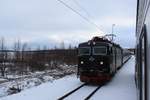 Hoch im Norden liegt bereits mitte Oktober der Erste Schnee. Am frühen Nachmittag des 12.10.2019 kreuzt der IC 96 nach Narvik, gezogen von Rc6 Nr.1418, den IC 95 nach Luleå südlcih von Kiruna.