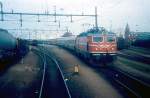 Rc 1398 1988 mit Schnellzug Berlin-Malm (-Stockholm) im Fhrbahnhof Trelleborg. Fr das skandinavische Lichtraumprofil wirkten selbst die alten DR-Schlafwagen klein. Hinweis: eingescanntes Dia