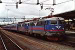 1341 und 1063 mit einem Regionalzug Malm-Gteborg auf Bahnhof Gteborg Central am 16-7-2000.