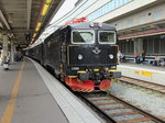 Rc6 1386 bei der Ausfahrt aus  Stockholm Central vom Gleis 09 am 21. Juni 2016. 
