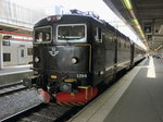 Rc6 1394 bei der Ausfahrt aus Stockholm Central vom Gleis 10 am 21. Juni 2016. 
