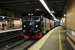 Einfahrt von SJ Rc6 1396 und SSRT Rc6 1336 am 30.05.2015 mit dem Leerzug für den Nachtschnellzug (Stockholm C - Luleå) in den Startbahnhof.