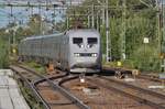 Am 14.07.2017 durchfährt eine Doppeltraktion X2 den Bahnhof Hallsberg auf der Fahrt nach Göteborg.