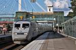 Am 14.07.2017 durchfährt Snabbtåg 445 nach Göteborg den Bahnhof Hallsberg.