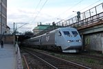 SJ X 2025 am 29.05.2015 als SJ Snabbtåg (Stockholm C - Malmö C) auf dem südlichen Teil der Centralbron in Richtung Söderledstunneln.