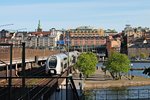 SJ X40 3321 am 29.05.2015 vor dem Panorama von Stockholm auf dem südlichen Teil der Centralbron beim Söderledstunneln in Richtung Centralstation.