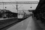 Im Bahnhof Katrineholm treffen sich die Västra Stambanan aus Göteborg und die Södra Stambanan aus Malmö. Am 31.08.2018 durchfährt Snabbtåg 536 aus Malmö den Bahnhof in Richtung Stockholm.