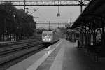 Bei ungemütlichem skandinavischem Herbstwetter durchfährt Snabbtåg 439 nach Helsingborg den Bahnhof Katrineholm.