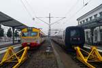 Bahnhof Karlskrona C am 3.10.2023: Auf Gleis 6 (links) der Krösatågen 3168 (S-ABTR 94 74 411 3168-9)  Ellen Key  vom Typ ASEA Littera X11 aus Emmaboda und auf Gleis 1 (rechts) der Öresundståg X31K 4515 (94 74 5314 515-?) aus Kopenhagen/Malmö