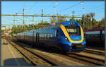 Der Coradia Nordic 62007 der Norrtåg (betrieben durch die norwegische Staatsbahn Vy) wartet an 19.05.2023 in Sundsvall auf den nächsten Einsatz. 