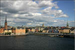 Ein Staedte-Foto bei den Bahnbildern -

Blick auf die Altstadt von Stockholm mit einem X60-Pendelzug, der Stockholmer S-Bahn die bald im Tunnel unter dem Wasser im Vordergrund verkehren wird.

17.08.2007 (M)