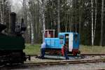 Lok 26 der Ohsabahn auf der Drehscheibe in Bor Norra, sie hat kurze Zeit zuvor den Bf mit dem Feuerlöschzug erreicht. 06.05.2017