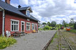 Bahnhof Hultanäs an der Schmalspurstrecke von Åseda nach Virserum in Schweden. Ein Draisinen-Abenteuer wartet auf Schweden-Fans an der stillgelegten Bahnstrecke.

Aufnahme: 18. Juli 2017.