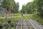 Die Kreuzung mit der Straße G 969 an der Schmalspurstrecke Åseda - Hirserum.