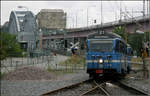 . Eine Bahn für die Insel Lidingö bei Stockholm -

Im Anschluss an die Tunnelbana an der Station  Ropsten  fährt die Lidingöbanan weiter auf die namensgebende Insel Lidingö, eine selbständige Kommune im Osten von Stockholm. Die Bahn ist etwa 9 km lang und ist nur teilweise zweigleisig ausgebaut. Sie verläuft völlig auf eigenem Bahnkörper. Die Fahrzeuge stammen aus den Jahren 1944 bis 1952. Möglicherweise wird sie eines Tages mit dem momentan entstehenden Stadtbahnnetze in Stockholm verbunden. Das Bild zeigt eine in die Endstation  Ropsten  einfahrende Bahn. Im Hintergrund die Lidingöbrücke. 

16.08.2007 (M)