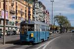 Auf der Strecke 7N in Stockholm fahren hist. Fahrzeuge im Planverkehr, hier der Tw 333 auf der Fahrt nach Djurgården am 07.05.2017. Ungewöhnlich der Briefkasten, welcher bei allen hist. Zügen angebracht ist, dieser wird täglich zum Einsatzende des Fahrzeuges geleert.