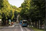 Schchtern blickt die neue Fahrzeuggeneration hinter ihrer altehrwrdigen Vorgngerin hervor - Straenbahn Djurgardslinjen, welche sowohl im Museumsbetrieb (Linie 7N) als auch im Planverkehr (Linie 7) betrieben wird. 27.7.12