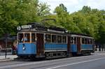 Stockholm, Stockholms Spårvägar A1 WN 76 (Bj. 1904) + B19 846 (Bj 1929) bei der  Haltestelle Skansen. 29.06.2016