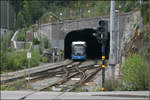 . Tunnelausfahrt -

Tvärbanan, Alvik. Eine Stadtbahn kommt durch den etwa 400 Meter langen Felstunnel herunter von Alvik strand und wird gleich in die Station Alvik einfahren. 

Stockholm, 15.08.2007 (M)
