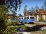 A24 304 und 305 der Nockebybanan sind im Mai 1988 kurz hintern der Station Klövervagen in Richtung Nockeby unterwegs.