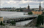 Vom Verkehr geprägt -

Im Bereich der Altstadt von Stockholm führen auch zahlreiche Verkehrsweg vom Nordteil in den Südteil der Stadt, die durch große Wasserflächen getrennt sind. Die Altstadt liegt als Insel dazwischen. Neben diversen breiten Straßen befinden sich hier auch die Gleise der Bahn, hier mit einem X60-Pendelzug und die viergleisige U-Bahn, rechts im Bild. Blick von Slussen nach Norden zum Stadthaus rechts der Bildmitte.

17.08.2007 (M)