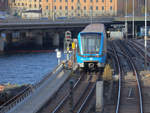 Ein Zug der  Tunnelbahnen  auf der Centralbrücke.
