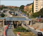 Grne Linien, zwischen Thorildsplan und Fridhemsplan: Blick nach Westen auf die T-Bahn-Trasse in der Drottingsholmvgen. Im Hintergrund die Station Thorildsplan. Der U-Bahnzug aus Richtung Hsselby strand kommend wird gleich in den Felstunnel mit der Station Fridhemsplan unter Kungsholmen einfahren. Die Strecke von Vllingby bis Htorget wurde am 16.10.1952 erffnet. 29.8.2007 (Matthias)