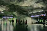 Blaue Linie, Stammstrecke, Station  Fridhemsplan  -  

Blick in die künstliche Höhlenwege unter Stockholm. Hier kreuzen sich die Fußgängertunnel. Nach rechts geht es auf Fahrtreppen hinunter zu den Bahnsteigen der Blauen Linie, geradeaus zum Südausgang des der Grünen Linie. Links außerhalb des Bildes führt der Stollen zur Station der Grünen Linie, im Rücken des Fotografen zum nördlichen Ausgang der Grünen Linie. Die Wege zum Umsteigen sind relativ weit. 

28.08.2007 (M)