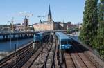 - Die Alten kommen, die Neuen gehen - 
Die Realitt sieht natrlich etwas anders aus. Zumindest in der Hauptverkehrszeit werden einige Kurse der Stockholmer Tunnelbana noch mit Fahrzeugen der lteren Generation gefahren. Hier ein solcher Zug der Roten Linie auf der Brcke zwischen den Haltestellen Gamla Stan und Slussen. 
3. September 2012