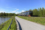 Am 12.06.2022 ist der IC85 Åre-Stockholm, gezogen von Rc5 1388, bei Stavre (südlich von Östersund) in Richtung Bräcke unterwegs.