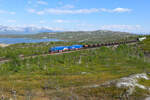 Am 28.06.2022 ist eine IORE mit ihrem vollen Erzzug 19912 westlich von Vassijaure in Richtung Narvik unterwegs.