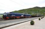 Die IORE BJRLIDEN 110 und KAITUM 124 Lokomotiven/Doppelloks (10.800 kW) und jeder der Wagen fasst bei gleichem Leergewicht 100 Tonnen Erz. Aus 68 Wagen lsst sich somit ein 700 Meter langer und 6860 Tonnen schwerer Zug bilden, der beladen mit 60 km/h und leer mit 70 km/h verkehren kann. Narvik am 26.06.2012.


