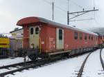 SBB - Hilfswagen aus Zürich Xas 80 85 98 28 101-8 abgestellt vor den Toren der IW Biel am 01.02.2015 .. Standort des Fotografen auf Bahnübergang