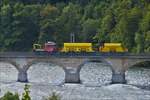 . SBB TM 232 006-7 mit Schotterwagen auf der Eisenbahnbrücke über dem Rheinfall bei Schaffhausen, aufgenommen von der Haltestelle Neuhausen-Rheinfall am 06.09.2017.  (Hans)