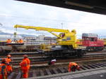 SBB - Bei der Arbeit der Kranwagen XTms 40 85 95 85 587-0 im Bahnhof von Yverdon les Bains am 10.02.2018